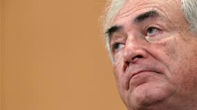 Selon un sondage Ifop pour France Soir, Dominique Strauss-Kahn reste le favori des sympathisants de gauche pour représenter le Parti socialiste à l'élection présidentielle de 2012 malgré une cote en baisse de cinq points en un mois. /Photo prise le 8 déce