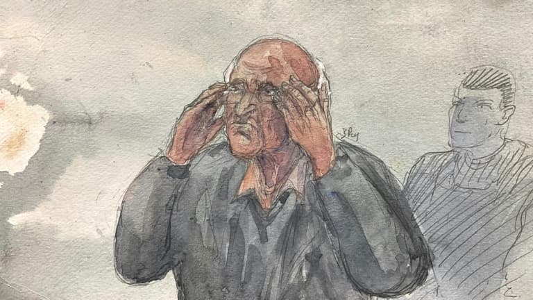 Croquis d'audince du 22 mai 2025 montrant l'ex-chirurgien pédocriminel Joël Le Scouarnec lors de son procès pour viols et agressions sexuelles au palais de justice de Vannes, le 22 mai 2025 dans le Morbihan.