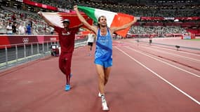 Le Qatari Mutaz Essa Barshim et l'Italien Gianmarco Tamberi, champions olympiques du saut en hauteur, le 1er août 2021 aux Jeux Olympiques de Tokyo 2020