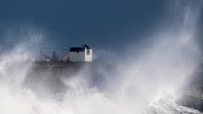La mer agitée à Lesconil, dans le Finistère - Image d'illustration 