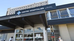 L'entrée de l'hôpital de Laval en juillet 2020