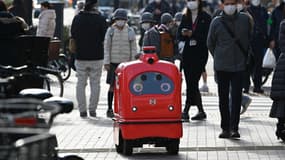 Un robot DeliRo dans les rues de Tokyo, en janvier 2023