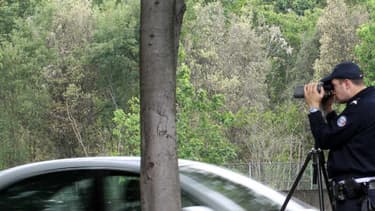 Appeler un ami ou lui dire via un groupe Facebook, une application communautaire ou un appel de phare qu'un radar est présent est légal, selon la Cour de Cassation.