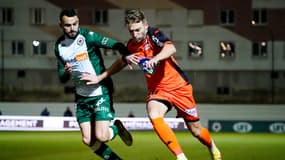 Red Star-Laval : Thibault Vialla (à gauche) face au Lavallois Rémy Duterte