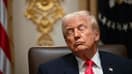 Le président américain Donald Trump aperçu en train de somnoler lors d'une réunion du Cabinet dans la salle du Cabinet de la Maison Blanche à Washington, DC (États-Unis) le 2 décembre 2025.