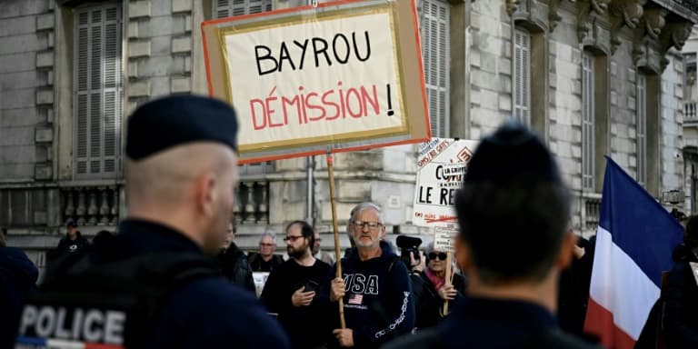 Des personnes manifestent le 15 février 2025 devant la mairie de Pau avant une rencontre entre François Bayrou et le collectif des victimes du collège-lycée Notre-Dame-de-Bétharram (image d'illustration)