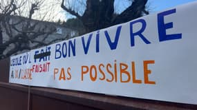 Lundi 19 février, à la sortie de l'école Freinet à Château-Arnoux Saint-Auban, les parents d'élèves se sont réunis pour demander l'ouverture d'une nouvelle classe. 