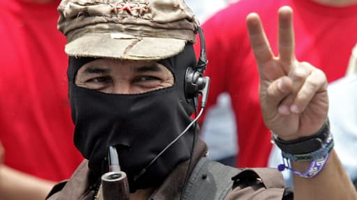 Le sous-commandant Marcos au cours d'une marche dans la capitale mexicaine Mexico, le 1er mai 2006.