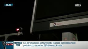"La goutte d'huile qui fait déborder le vase": des agriculteurs bloquent des raffineries et des dépôts de carburants