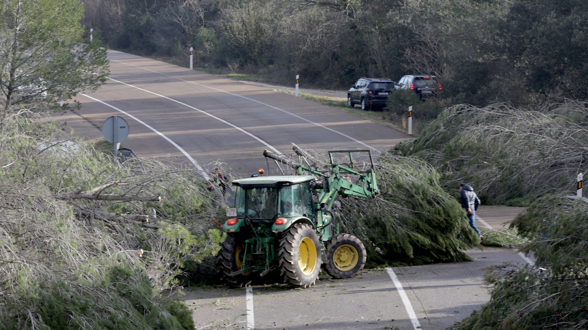 Des agriculteurs bloquent l'autoroute A7 reliant l'Espagne à la France avec des tracteurs dans la région de Catalogne, à Pontos, près de Figueras, à 40 km de la frontière, le 27 février 2024. 