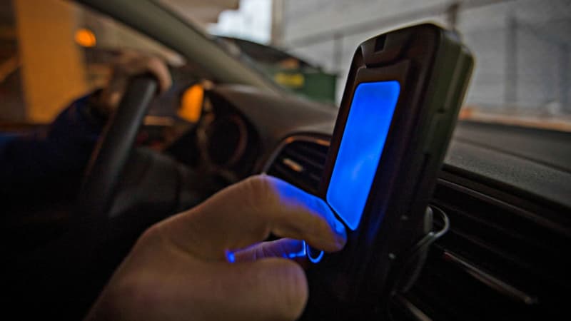 Ce boîtier émettant une lumière bleue pourrait maintenir éveillés les conducteurs.