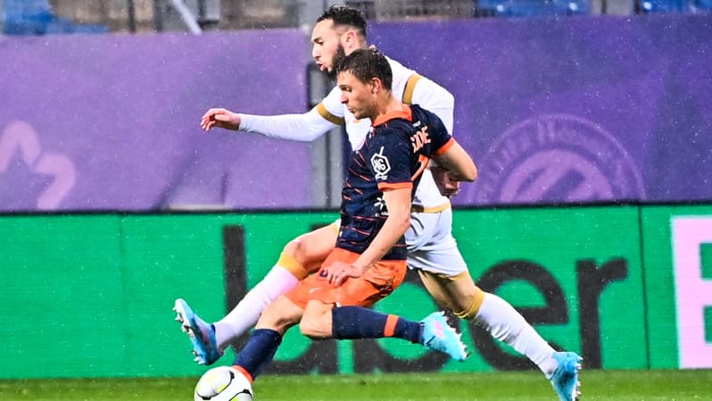 Arnaud Souquet au duel avec Amine Gouiri, à Montpellier le 12 mars 2022