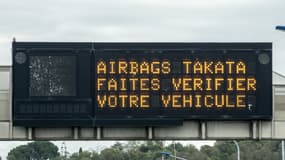Un panneau lumineux sur la rocade de Toulouse avertissant les automobilistes sur le danger des airbags Tataka dans certains véhicules, le 9 septembre 2025 (photo d'illustration).