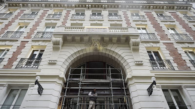 Le mythique établissement des Bains-Douches, 7, rue du Bourg-l'Abbée, va renaître sous la forme d'un hôtel de luxe.