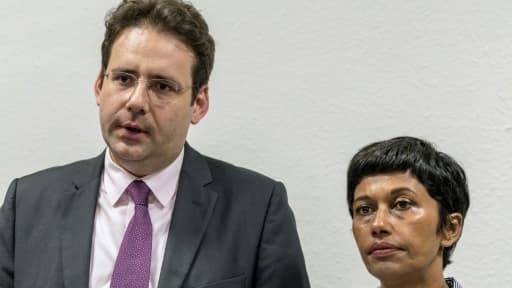 Le ministre de l'Intérieur Matthias Fekl (G) et la ministre de l'OUtre-Mer  Ericka Bareigts  (D) lors d'une conférence de presse à Cayenne le 1er avril 2017