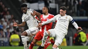 Aurélien Tchouaméni et Federico Valverde défendent sur Michael Olise lors du match Real Madrid-Bayern Munich (1-2, Ligue des champions), le 7 avril 2026