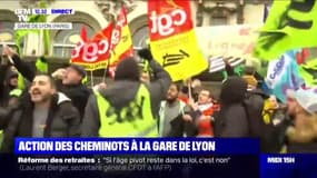 Réforme des retraites: les cheminots mènent une action Gare de Lyon, à Paris