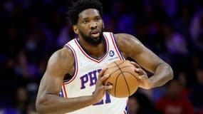 Joel Embiid de l'équipe des Philadelphia 76ers lors du match de championnat NBA contre les Charlotte Hornets à Philadelphie le 2 avril 2002.