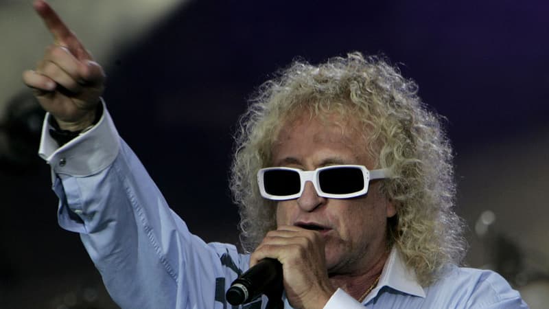 Michel Polnareff en concert en 2007 place de la Bastille à Paris.