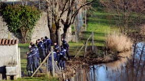 Des gendarmes fouillent les environs, à la recherche de l'arme du crime, le 12 janvier.