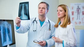 Le crizotinib est utilisé pour traiter les adultes atteints d’un certain type de cancer du poumon appelé cancer du poumon non à petites cellules.