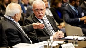 Le ministre des Affaires étrangères de l'Autorité palestinienne Riyad al-Maliki (D) écoute un collègue lors d'une audience à la Cour internationale de justice (CIJ) sur les conséquences juridiques de l'occupation israélienne des territoires palestiniens, à La Haye, le 19 février 2024.