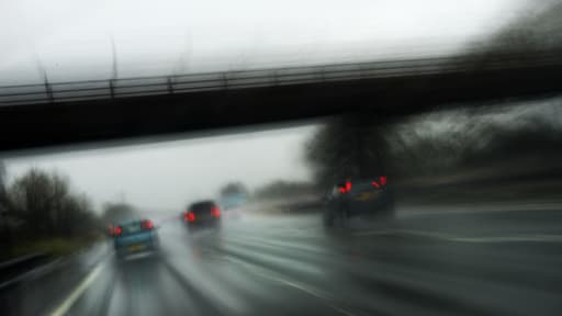 Conduite par temps de pluie sur une autoute. (illustration)