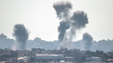 De la fumée s'échappe du ciel de Gaza après un raid israélien. Photo prise depuis la frontière israélienne ce mardi 8 juillet.