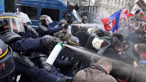 Des CRS ont recours aux gaz lacrymogènes, place de l'Etoile, près des Champs-Elysées, le 24 mars 2013