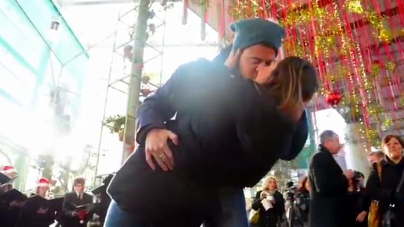Un millier de couples sont parvenus à allumer les décorations de Noël d'un marché londonien grâce à leurs baisers.