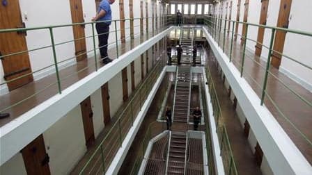 Le plan d'extension et de rénovation annoncé en 2009 pour les prisons françaises, souvent vétustes et surpeuplées, va être modifié avec notamment la conservation de 15 établissements condamnés à la fermeture. /Photo d'archives/REUTERS/Régis Duvignau