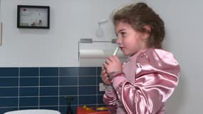 Hanna, 8 ans, essaye un nouveau test antigénique 3 en 1 pour diagnostiquer le Covid, le grippe et la bronchiolite, diffusé le 25 novembre 2022