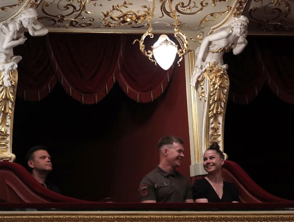 Zum ersten Mal seit Beginn der russischen Invasion am 17. Juni 2022 besuchen die Besucher ein Galakonzert im Opernhaus von Odessa in der Ukraine.