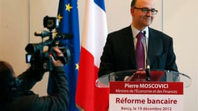 Le ministre de l'Economie et des Finances, Pierre Moscovici, lors d'une conférence de presse sur le projet de réforme bancaire. Le projet présenté par le gouvernement va beaucoup moins loin que ce qu'avait promis François Hollande, estiment des députés de