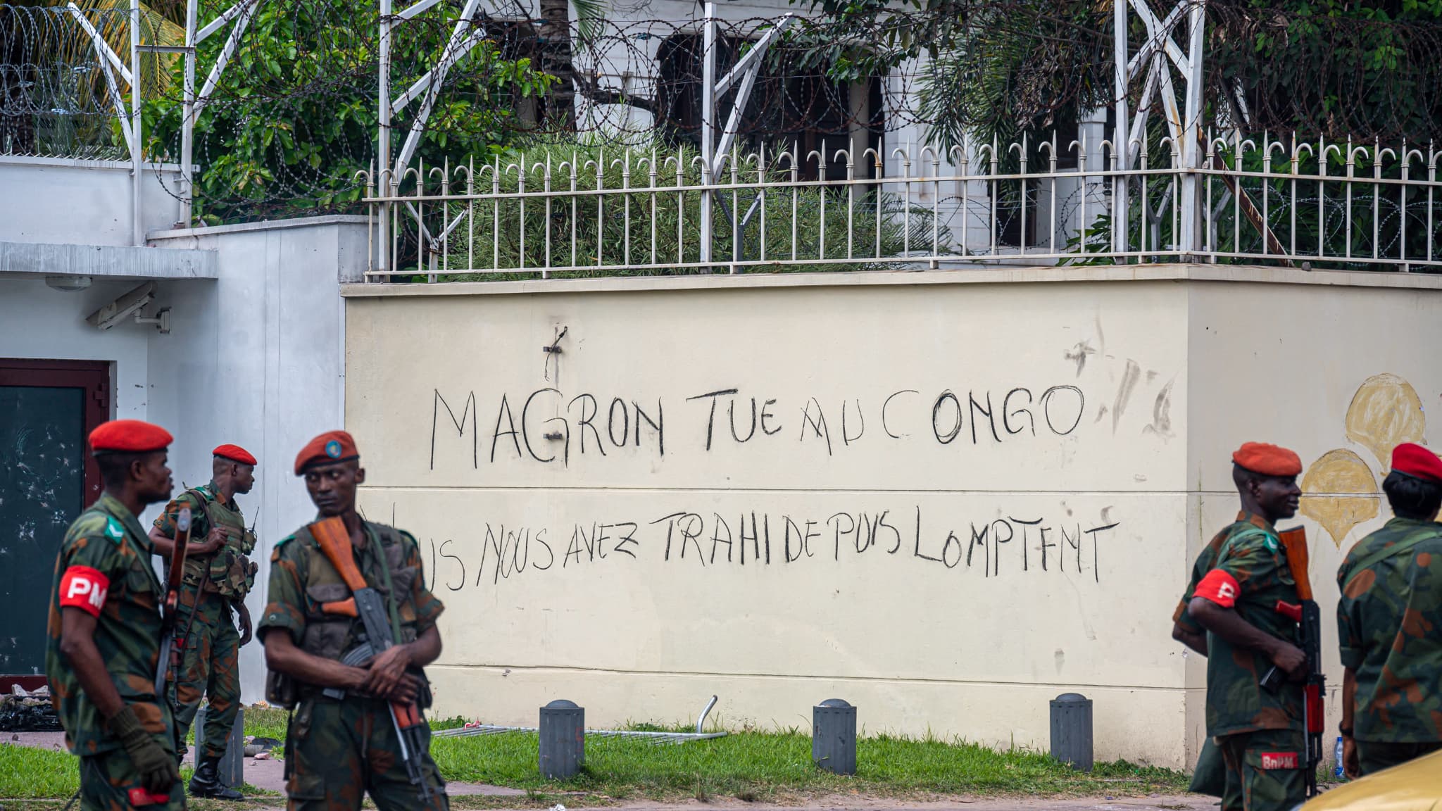 L'ambassade de France à Kinshasa recouverte de tags hostiles à Emmanuel Macron, le 28 janvier 2025 L'ambassade de France à Kinshasa recouverte de tags hostiles à Emmanuel Macron, le 28 janvier 2025