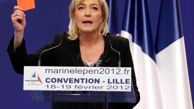 Marine Le Pen a mis dimanche un "carton rouge" à Nicolas Sarkozy en appelant les Français à "expulser définitivement" le président-candidat dès le premier tour de la présidentielle. Dans un duel à distance avec le chef de l'Etat, qui tenait au même moment