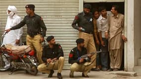 Forces pakistanaises près dela mosquée de Garhi Bhutta, à Lahore. De présumés taliban pakistanais ont attaqué deux mosquées de la secte minoritaire musulmane des ahmadis vendredi à l'issue de la grande prière hebdomadaire à Lahore, faisant au moins 70 mor