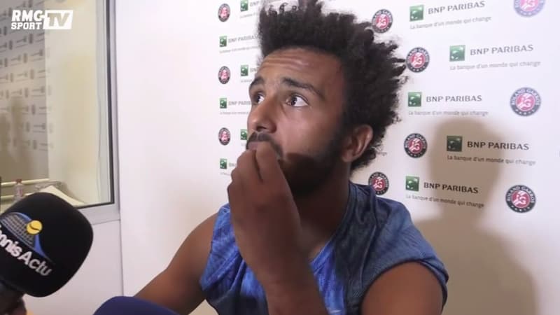 Maxime Hamou mange des chips en pleine interview