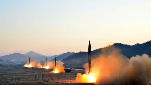 Photo fournie le 7 mars 2017 par l'agence nord-coréenne KCNA d'un lancement de missile nord-coréen dans un lieu non déterminé