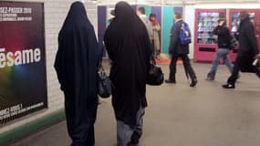 Deux femmes portant la burqa dans le métro parisien en février 2010