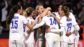 Ada Hegerberg félicitée par ses coéquipières lors d'OL Lyonnes-Wolfsburg, le 11 novembre 2025.