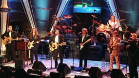 Le groupe Eagles en 1998 avec, de gauche à droite: Randy Meisner, Timothy Schmit, Glenn Frey, Don Felder, Joe Walsh, Don Henley et Bernie Leadon.