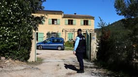 Un gendarme devant la maison des grands-parents de Emile à La Bouilladisse (sud), le 25 mars 2025