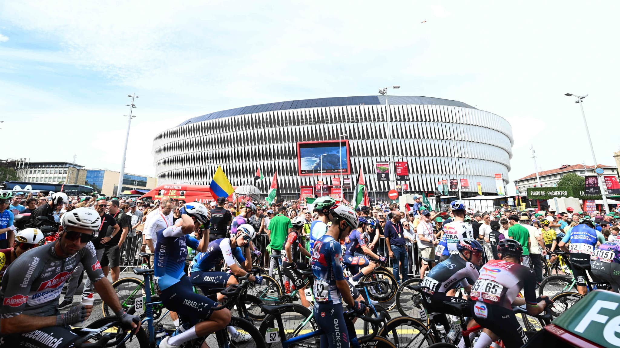 VUELTA: MANIFESTATIONS PRO-PALESTINIENNES SUR LA COURSE, PAS DE VAINQUEUR... CHAOS SUR LA ROUTE DU TOUR D'ESPAGNE
