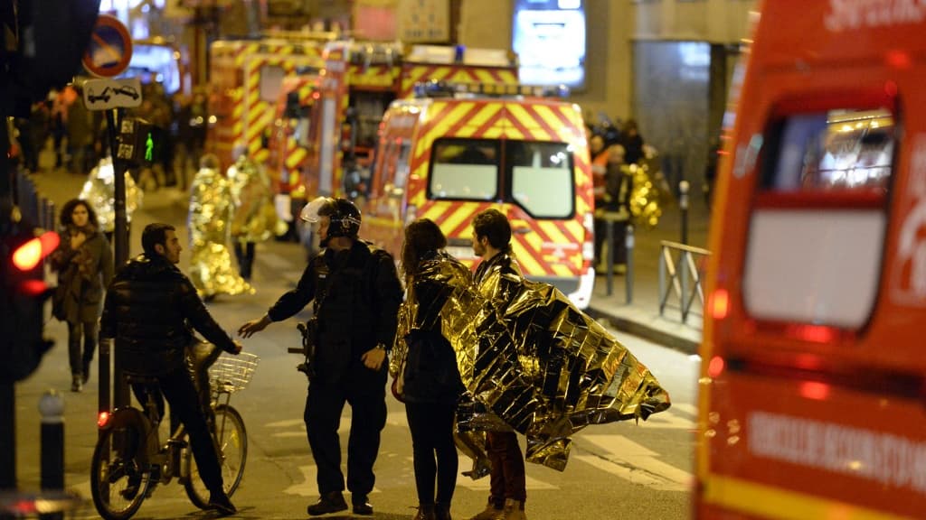 Des victimes et les secours à proximité du Bataclan, le soir du 13 novembre 2015.