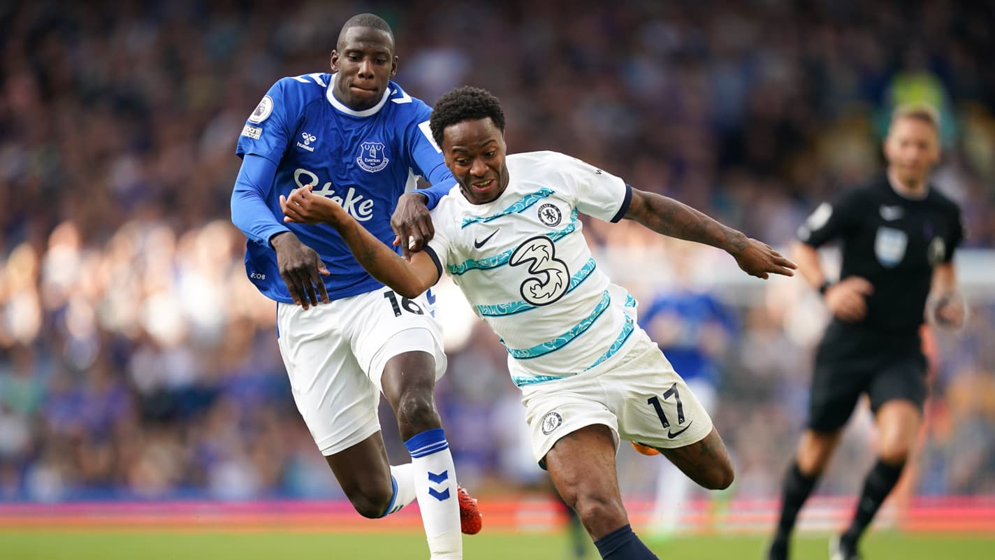 Chelsea: Sterling les fesses en l'air contre Everton, ce mème devenu viral  qui amuse Rio Ferdinand