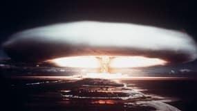 Photographie prise en 1971, montrant une explosion nucléaire dans l'atoll de Mururoa.