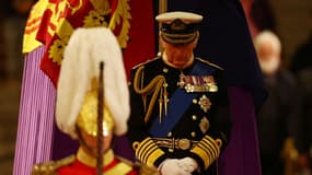 Le roi Charles III participe à une veillée autour du cercueil de la reine Elizabeth II, dans le Westminster Hall, à Londres, le 16 septembre 2022, avant ses funérailles lundi. 