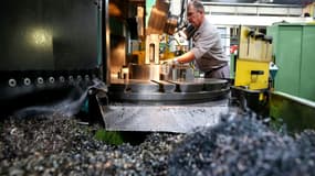 Un employé de l'usine de roues Accuride, le 30 novembre 2022 à La Chapelle-Saint-Luc, près de Troyes, dans l'Aube