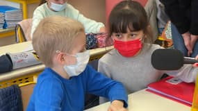 Andreï au côté de Dina qui l'aide à faire ses devoirs et parle russe avec lui. 